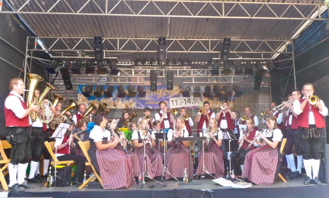 Die Grünen Jäger auf der Bühne beim Besuch der Duracher in Neusatz 2009
