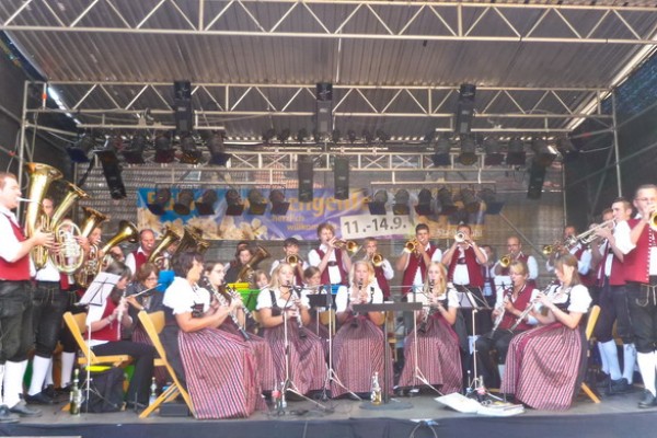Die Grünen Jäger auf der Bühne beim Besuch der Duracher in Neusatz 2009