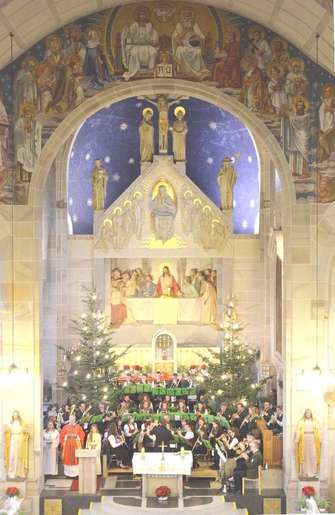 Frohe Weihnachten – Weihnachtlicher Kirchenraum der Trachtenkapelle Grüne Jäger