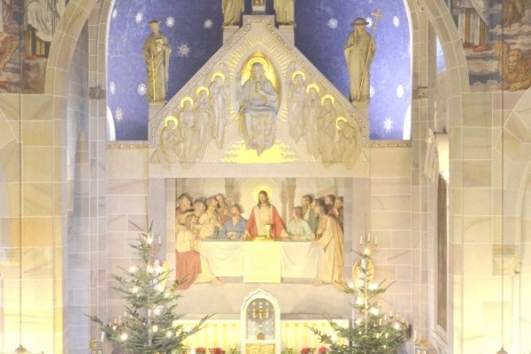 Frohe Weihnachten – Weihnachtlicher Kirchenraum der Trachtenkapelle Grüne Jäger