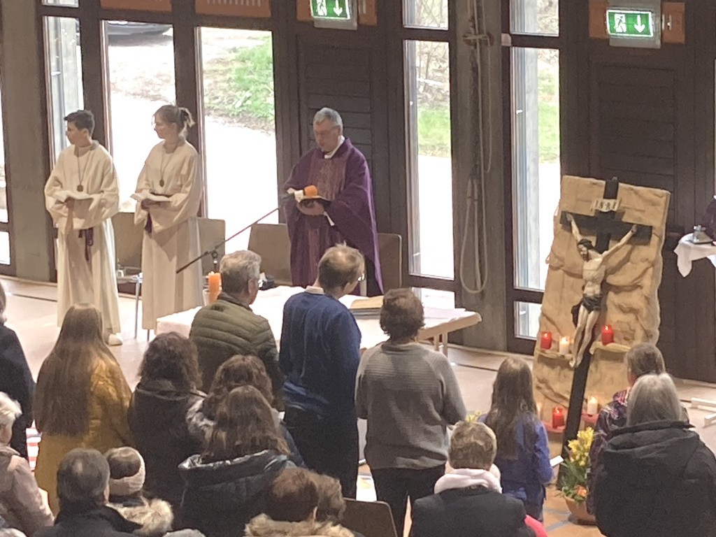 Gottesdienst zum Gedenken an die verstorbenen Mitglieder mit Pfarrer und Ministranten am Altar
