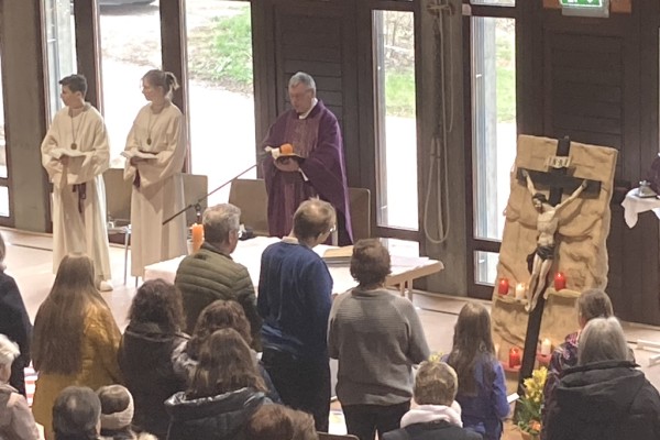 Gottesdienst zum Gedenken an die verstorbenen Mitglieder mit Pfarrer und Ministranten am Altar