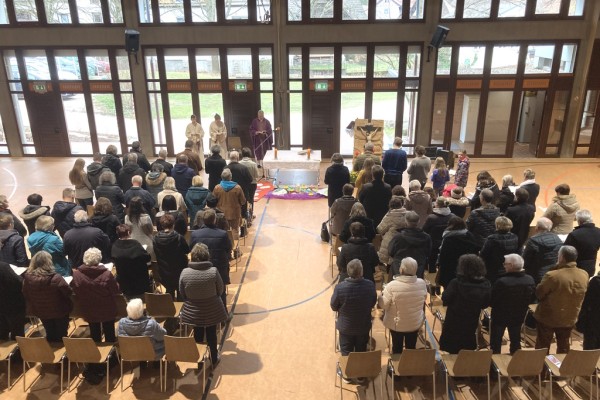 Gedenkgottesdienst in der „Behelfskirche“ in der Schlossberghalle Neusatz