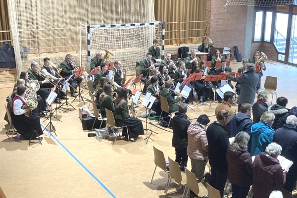 Die Grünen Jäger umrahmen den Gedenkgottesdienst musikalisch in der Schlossberghalle