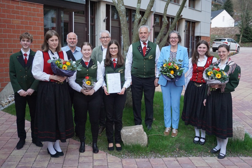 Geehrte Mitglieder und Vorstandschaft der Grünen Jäger bei der Mitgliederversammlung 2023