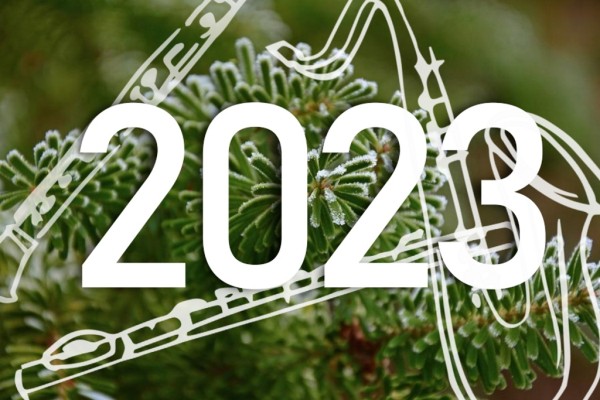 Neujahrskarte 2023 der Grünen Jäger – Vorderseite mit „2023“ vor winterlichem Tannengrün