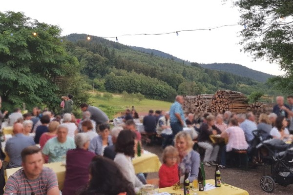 Scheunenhock 2019 – Grüne Jäger spielen in der stimmungsvoll beleuchteten Scheune
