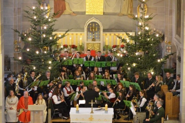 Weihnachtskonzert der Grünen Jäger in der Kirche 2014 – Bild 1