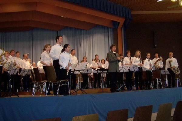 Die Grünen Jäger Neusatz auf der Bühne beim Wertungsspiel 2008