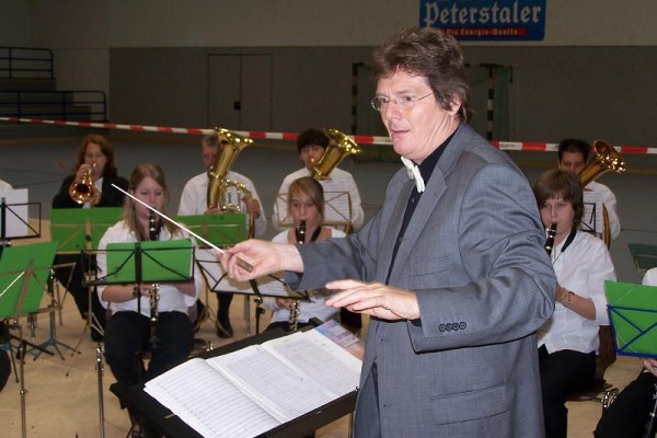 Dirigent Franz Schindler leitet die Grünen Jäger beim Wertungsspiel 2008