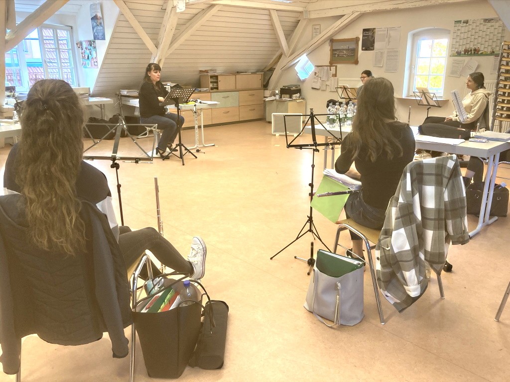 Querflöten-Workshop Oktober 2020 – fünf junge Musikerinnen und Musiker mit Kursleiterin Angela Sándor-Takács