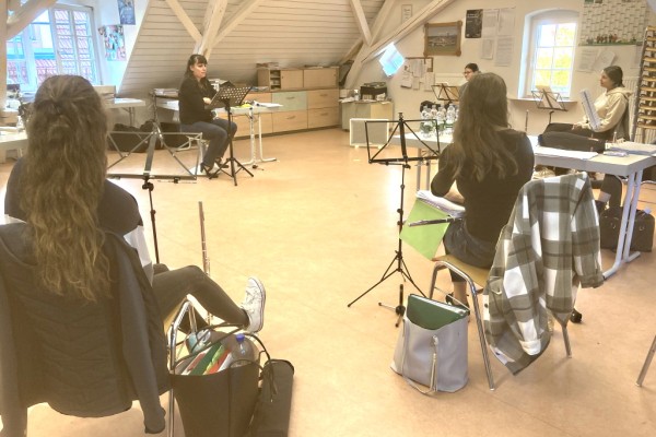 Querflöten-Workshop Oktober 2020 – fünf junge Musikerinnen und Musiker mit Kursleiterin Angela Sándor-Takács
